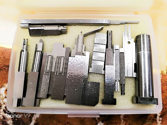 Muoiono le parti di plastica dello stampaggio ad iniezione dei pezzi di precisione di CNC dell'inserzione degli accessori